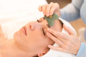 la bellezza e la prevenzione dell’invecchiamento con il massaggio guasha