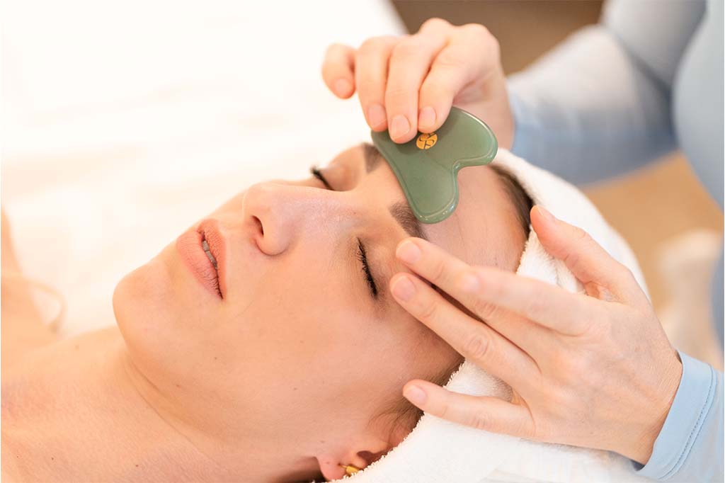 La bellezza e la prevenzione dell’invecchiamento con il massaggio guasha