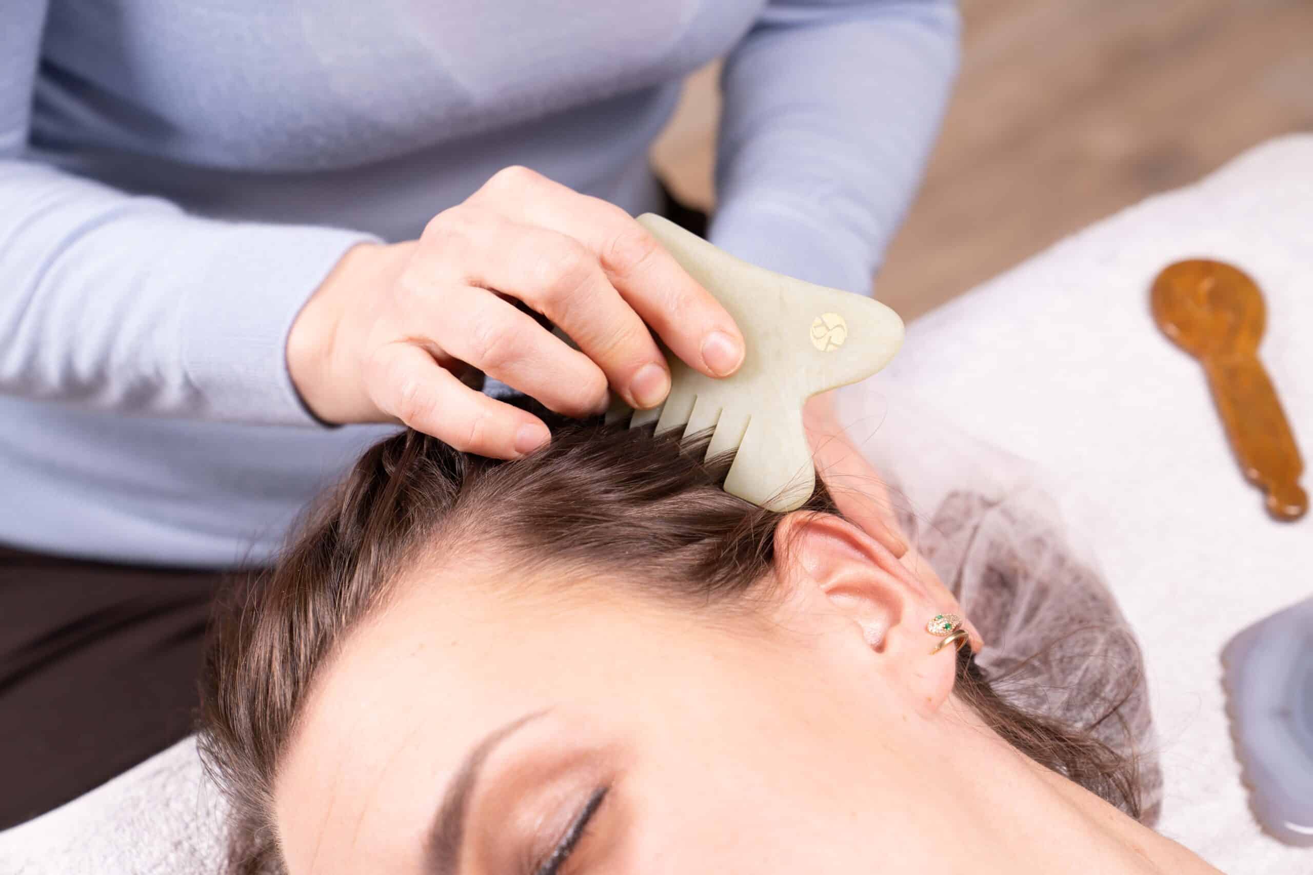 anti-aging guasha sulla testa