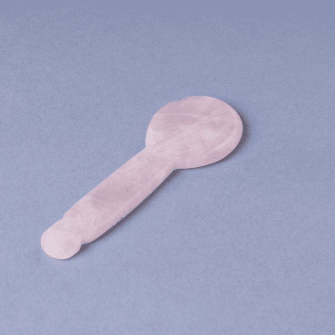 guasha a forma di cucchiaio in quarzo rosa retro